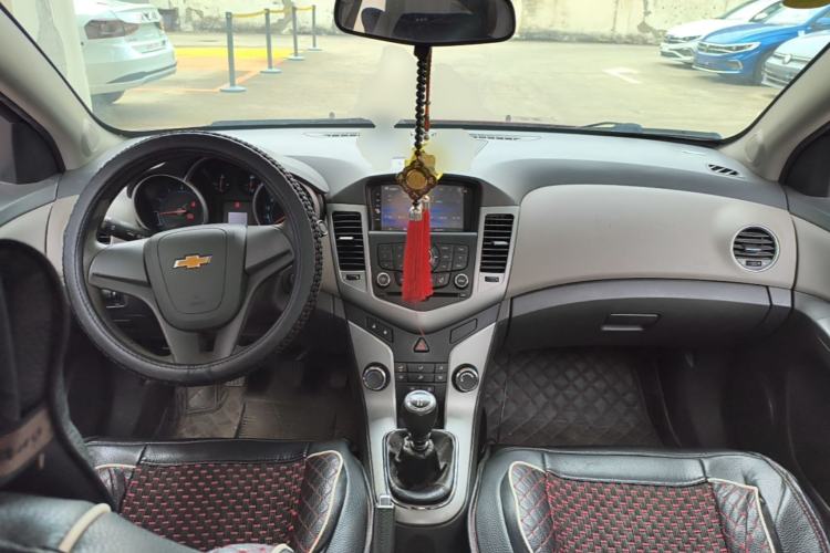 Used Chevrolet Cruze 2013 1.6L SL Sunroof Edition MT Center Console