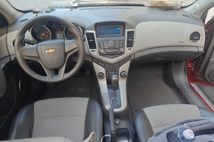 Used Chevrolet Cruze 2013 1.8L SE AT Center Console