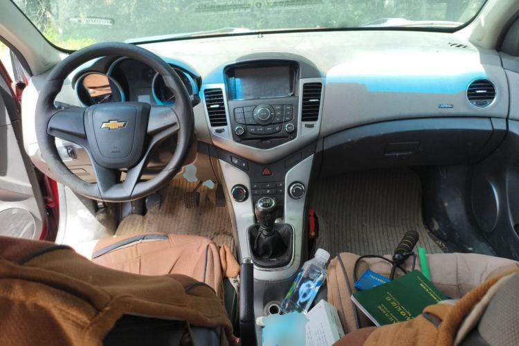 Used Chevrolet Cruze 2013 1.6L SE MT Center Console