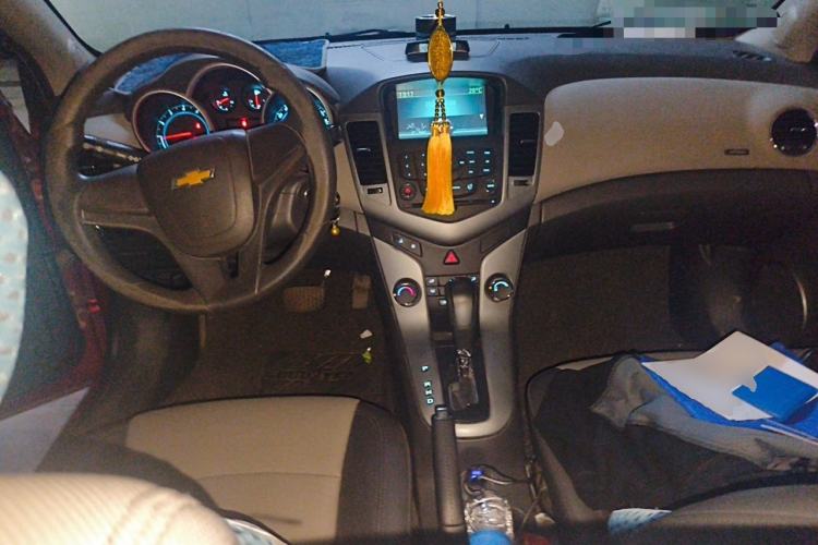 Used Chevrolet Cruze 2013 1.8L SE AT Center Console