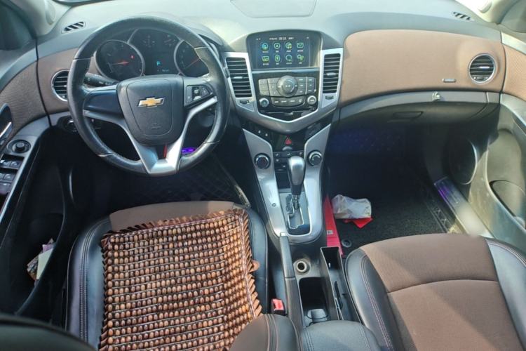 Used Chevrolet Cruze 2013 Hatchback 1.6L Automatic Luxury Model Center Console
