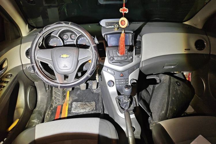 Used Chevrolet Cruze 2013 1.6L SL Grand Edition Manual Transmission Center Console