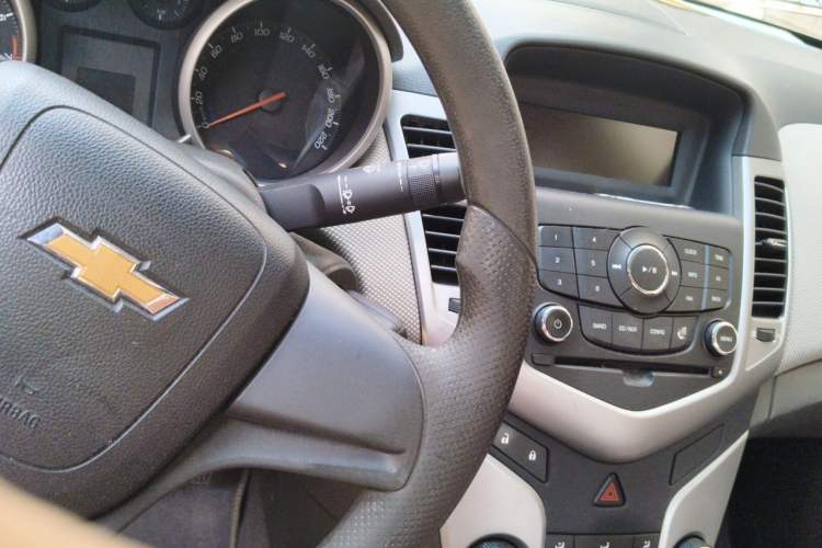 Used Chevrolet Cruze 2013 Hatchback 1.6L Automatic Luxury Model Center Console