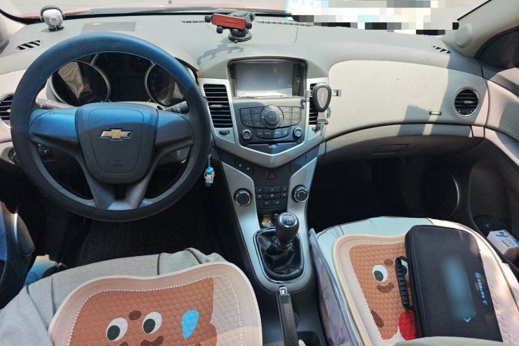 Used Chevrolet Cruze 2013 1.6L SE MT Center Console