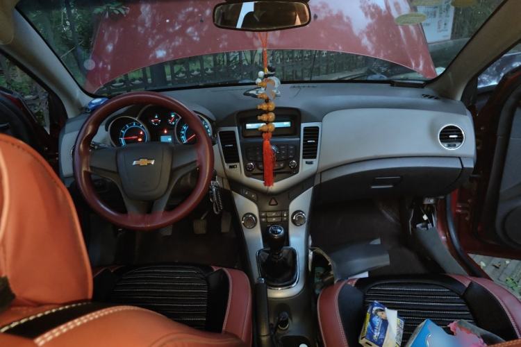 Used Chevrolet Cruze 2013 1.6L SL MT Center Console