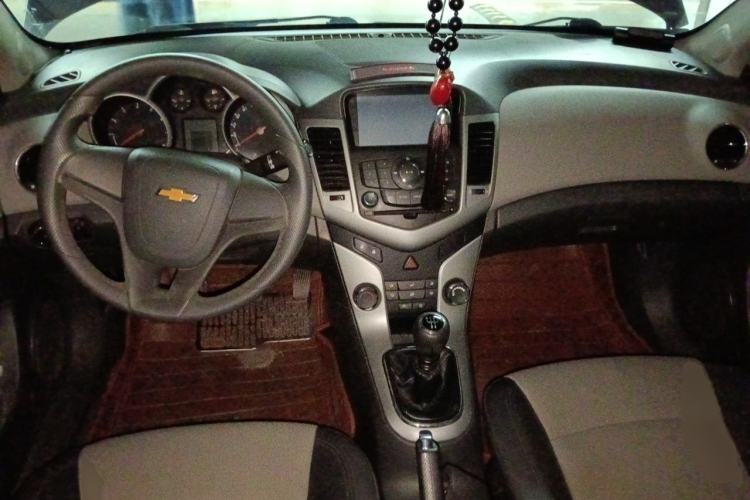 Used Chevrolet Cruze 2013 1.6L SL MT Center Console