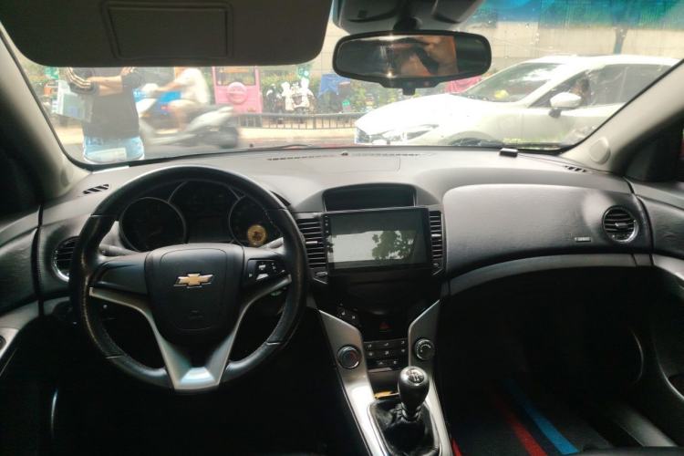Used Chevrolet Cruze 2013 Hatchback 1.6L Manual Luxury Model Center Console