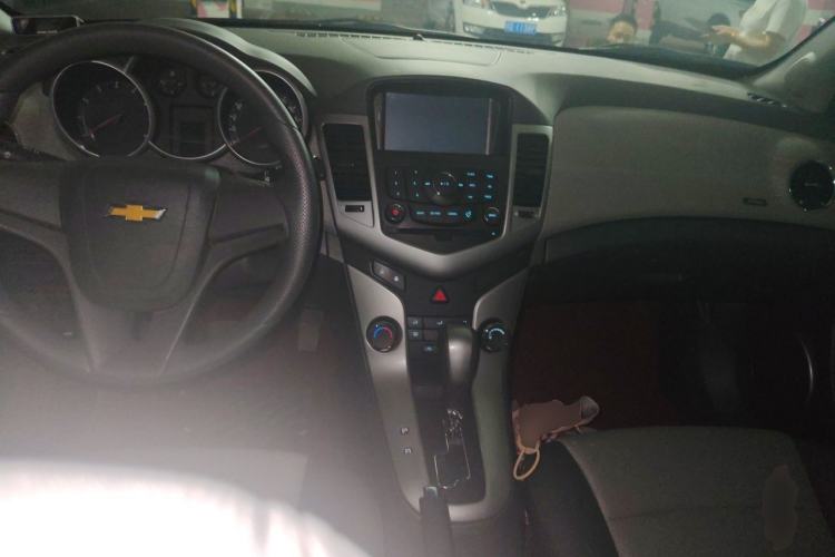 Used Chevrolet Cruze 2013 1.6L SE AT Center Console