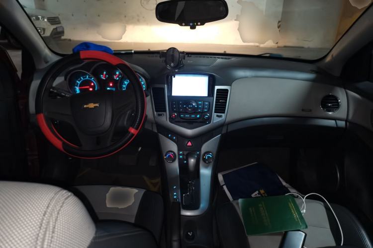 Used Chevrolet Cruze 2013 1.8L SE AT Center Console