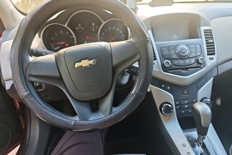 Used Chevrolet Cruze 2013 1.8L SE AT Center Console