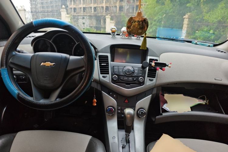 Used Chevrolet Cruze 2013 1.8L SE AT Center Console