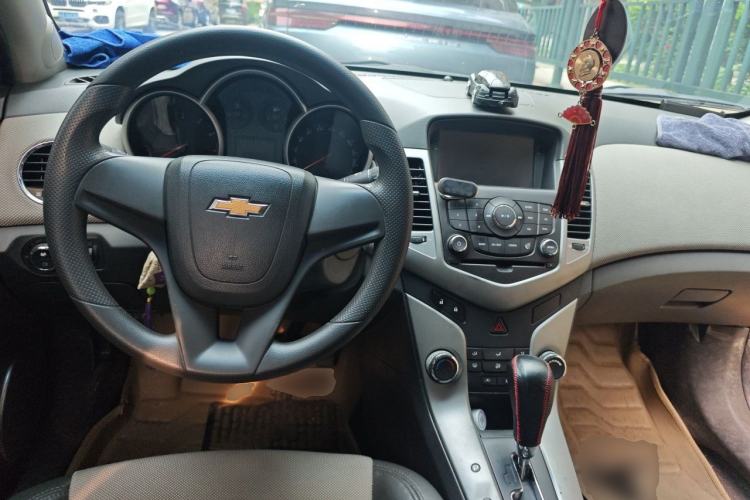 Used Chevrolet Cruze 2013 1.8L SE AT Center Console