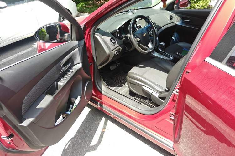Used Chevrolet Cruze 2013 Hatchback 1.6T Automatic Flagship Model Driver Seat