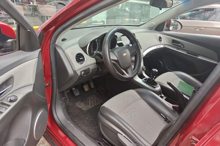 Used Chevrolet Cruze 2013 1.6L SE MT Driver Seat