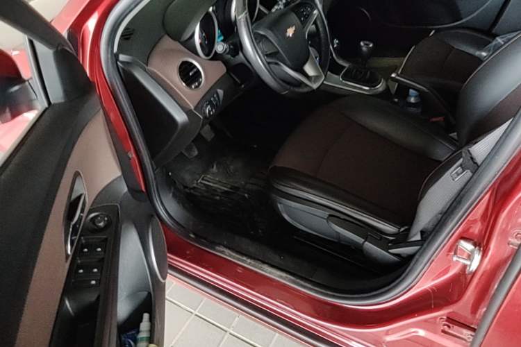 Used Chevrolet Cruze 2013 Hatchback 1.6L Manual Luxury Model Driver Seat