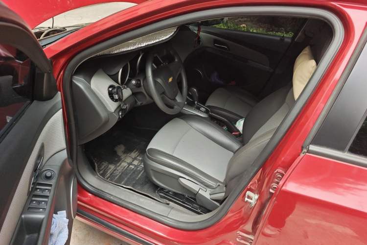 Used Chevrolet Cruze 2013 1.8L SE AT Driver Seat