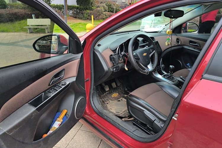 Used Chevrolet Cruze 2013 Hatchback 1.6L Manual Luxury Model Driver Seat