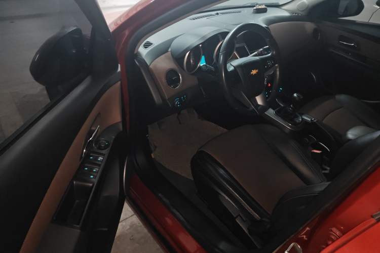 Used Chevrolet Cruze 2013 Hatchback 1.6L Manual Luxury Model Driver Seat