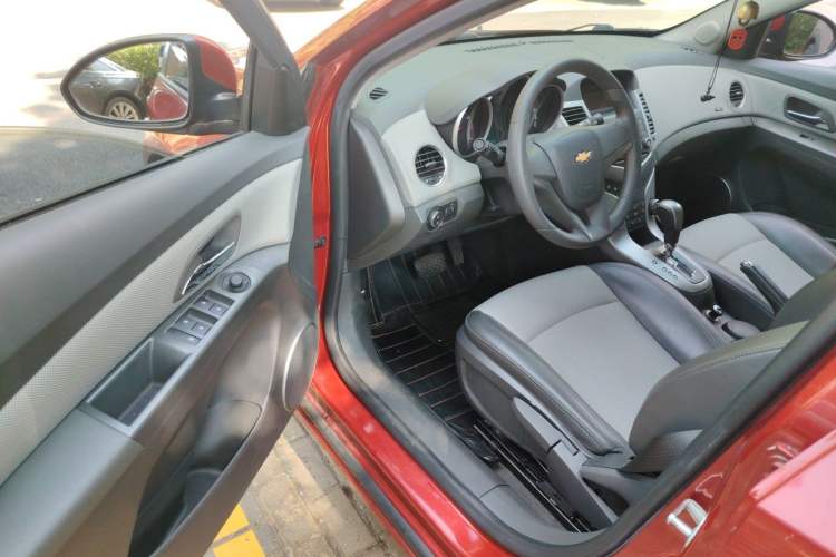 Used Chevrolet Cruze 2013 1.8L SE AT Driver Seat
