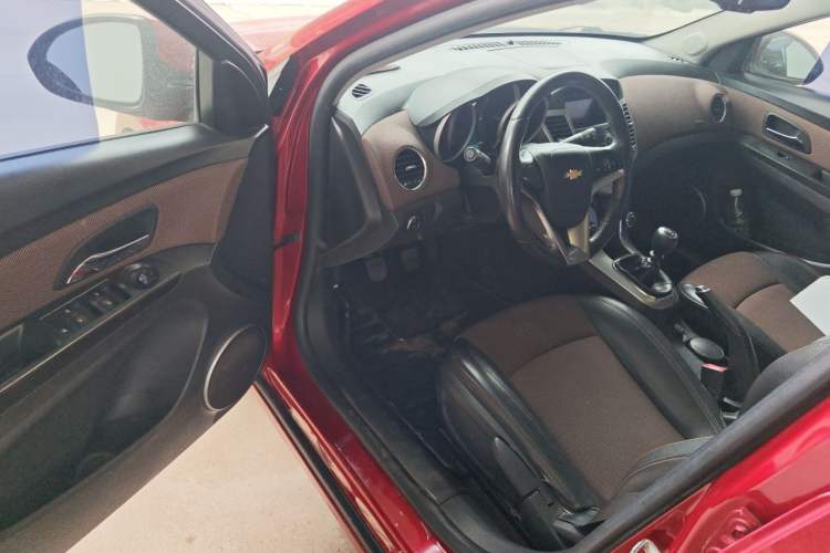 Used Chevrolet Cruze 2013 Hatchback 1.6L Manual Luxury Model Driver Seat