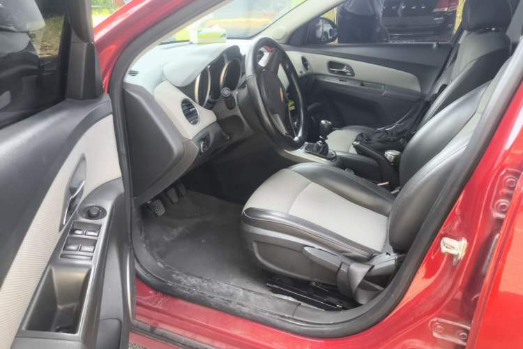 Used Chevrolet Cruze 2013 1.6L SE MT Driver Seat