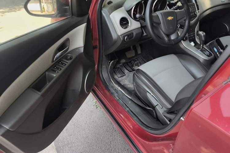 Used Chevrolet Cruze 2013 1.8L SE AT Driver Seat
