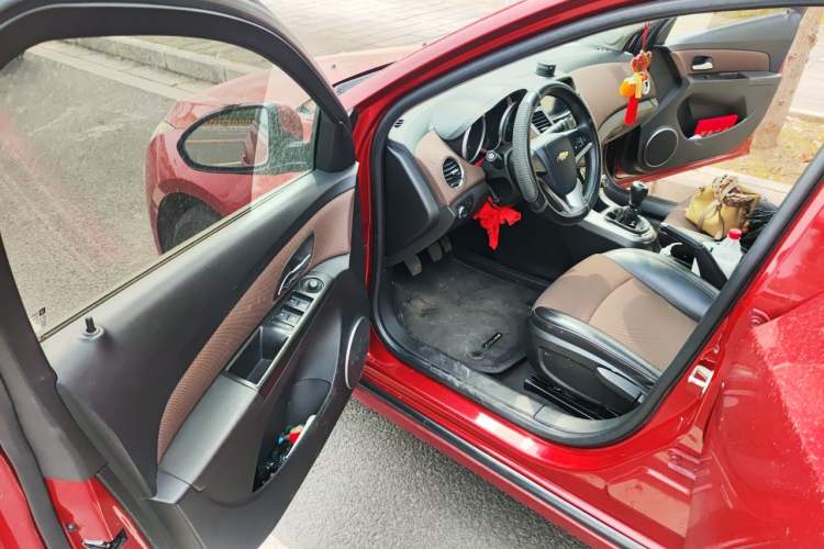 Used Chevrolet Cruze 2013 Hatchback 1.6L Manual Luxury Model Driver Seat