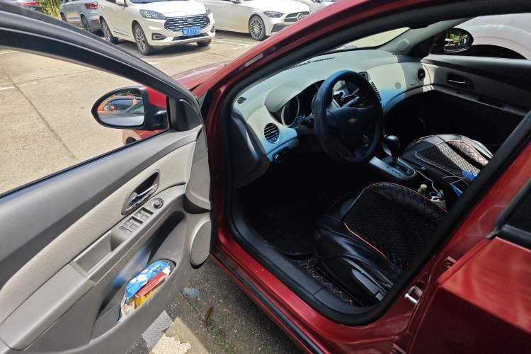 Used Chevrolet Cruze 2013 1.6L SE AT Driver Seat