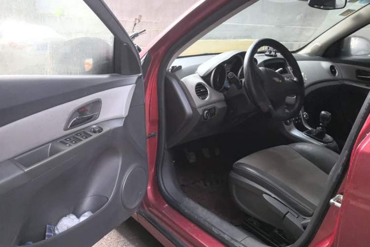 Used Chevrolet Cruze 2013 1.6L SL Sunroof Edition MT Driver Seat