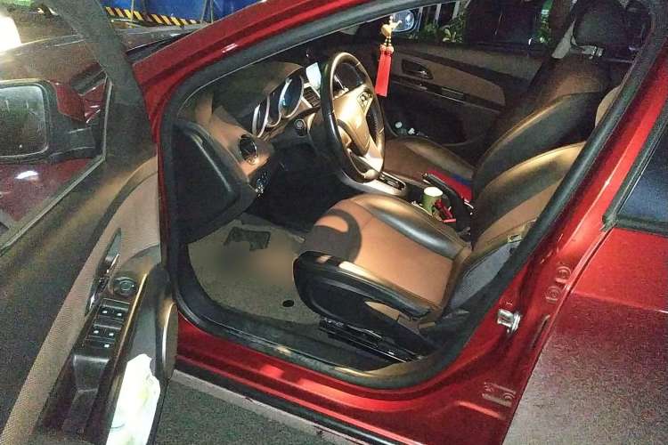 Used Chevrolet Cruze 2013 Hatchback 1.6L Automatic Luxury Model Driver Seat