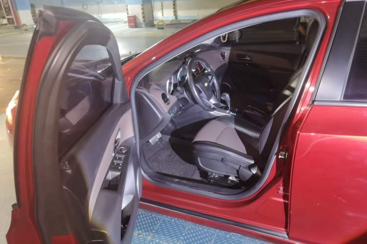 Used Chevrolet Cruze 2013 Hatchback 1.6L Automatic Luxury Model Driver Seat