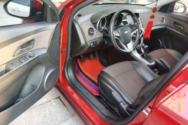 Used Chevrolet Cruze 2013 Hatchback 1.6L Manual Luxury Model Driver Seat