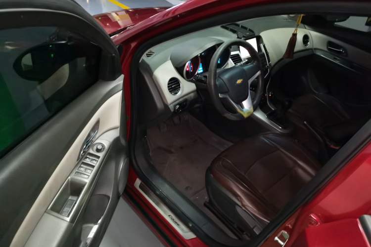 Used Chevrolet Cruze 2013 1.6L SL Sunroof Edition MT Driver Seat