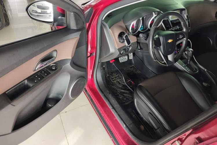 Used Chevrolet Cruze 2013 Hatchback 1.6L Automatic Luxury Model Driver Seat