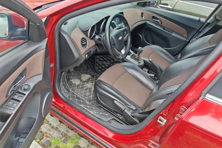 Used Chevrolet Cruze 2013 Hatchback 1.6L Manual Luxury Model Driver Seat