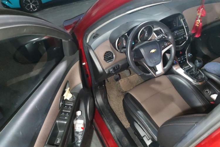 Used Chevrolet Cruze 2013 Hatchback 1.6L Manual Luxury Model Driver Seat