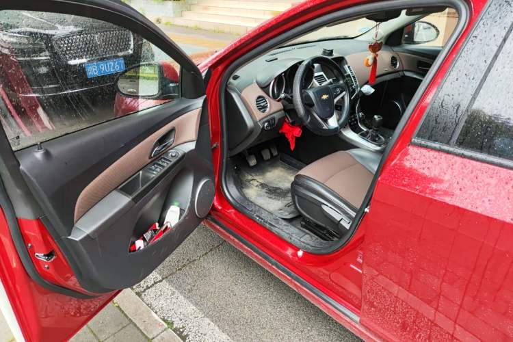 Used Chevrolet Cruze 2013 Hatchback 1.6L Manual Luxury Model Driver Seat