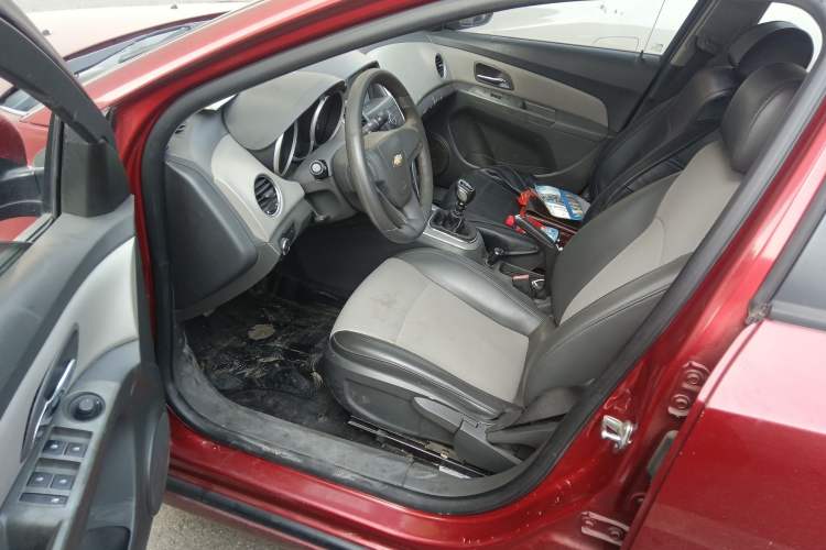 Used Chevrolet Cruze 2013 1.6L SL Sunroof Edition MT Driver Seat