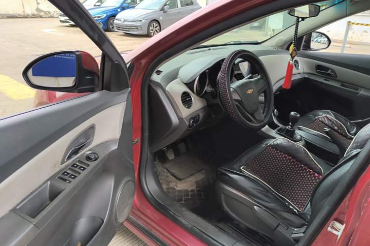 Used Chevrolet Cruze 2013 1.6L SL Sunroof Edition MT Driver Seat