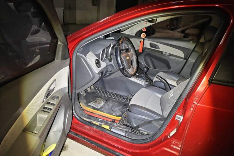 Used Chevrolet Cruze 2013 1.6L SL Grand Edition Manual Transmission Driver Seat