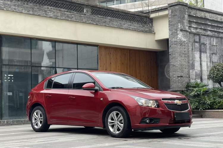 Used Chevrolet Cruze 2013 Hatchback 1.6L Automatic Luxury Model Front Right 45 Deg