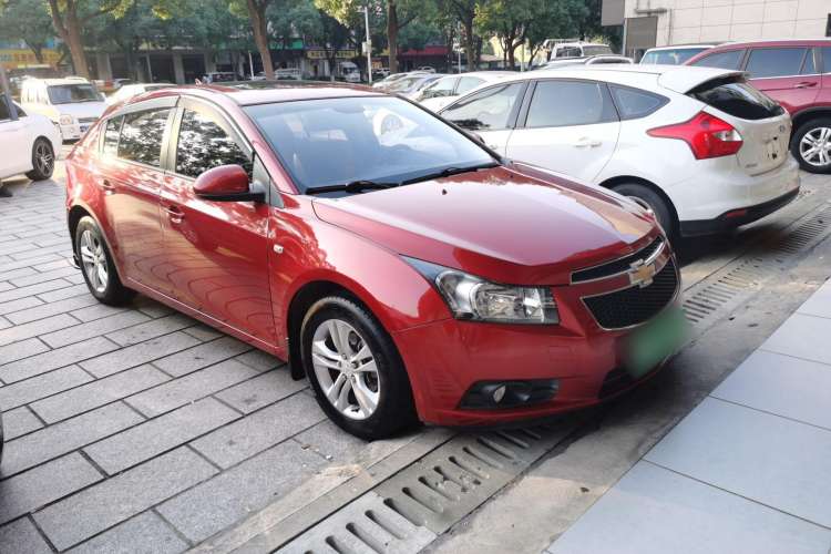 Used Chevrolet Cruze 2013 Hatchback 1.6L Manual Luxury Model Front Right 45 Deg