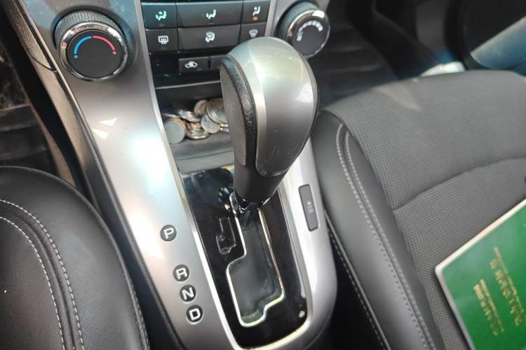 Used Chevrolet Cruze 2013 Hatchback 1.6T Automatic Flagship Model Gear Lever