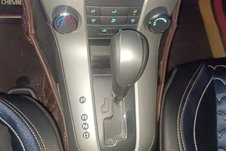 Used Chevrolet Cruze 2013 1.8L SE AT Gear Lever