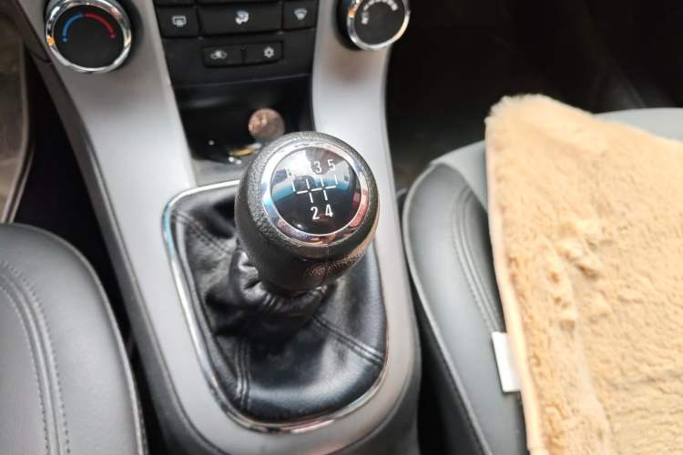 Used Chevrolet Cruze 2013 1.6L SL MT Gear Lever