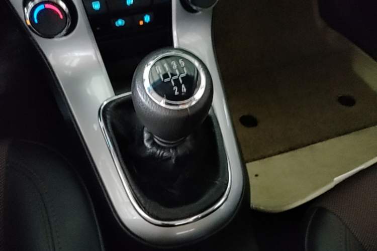 Used Chevrolet Cruze 2013 Hatchback 1.6L Manual Luxury Model Gear Lever