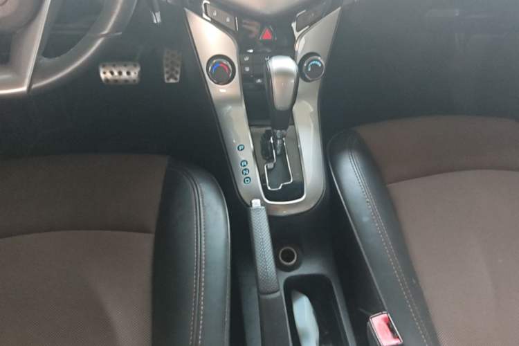 Used Chevrolet Cruze 2013 Hatchback 1.6L Automatic Luxury Model Gear Lever