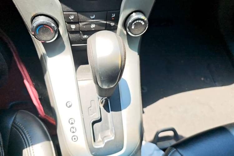 Used Chevrolet Cruze 2013 1.8L SE AT Gear Lever