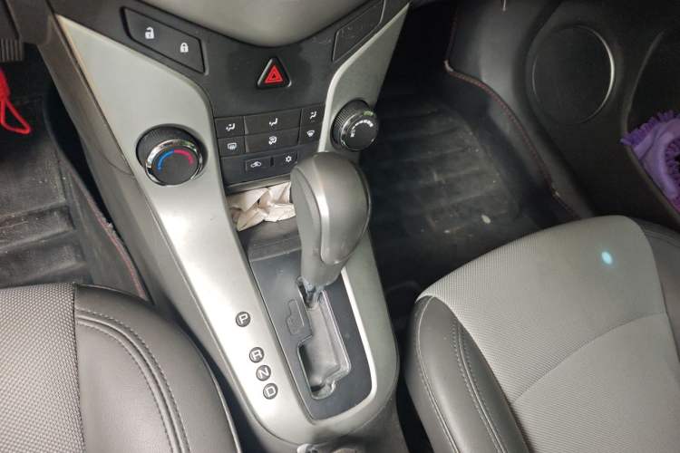 Used Chevrolet Cruze 2013 1.8L SE AT Gear Lever