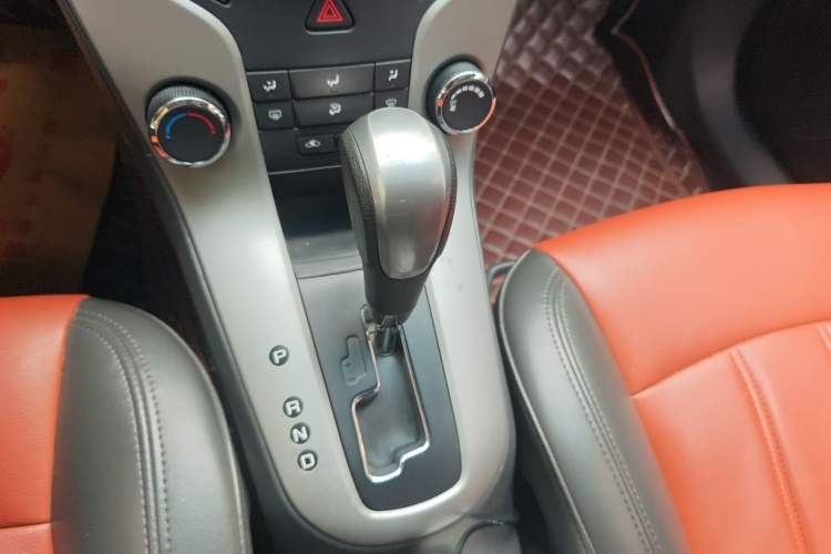 Used Chevrolet Cruze 2013 1.8L SE AT Gear Lever